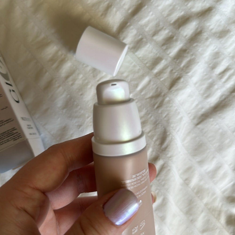 Glowish multidew Huda Beauty skin tint - Picture 5 of 5